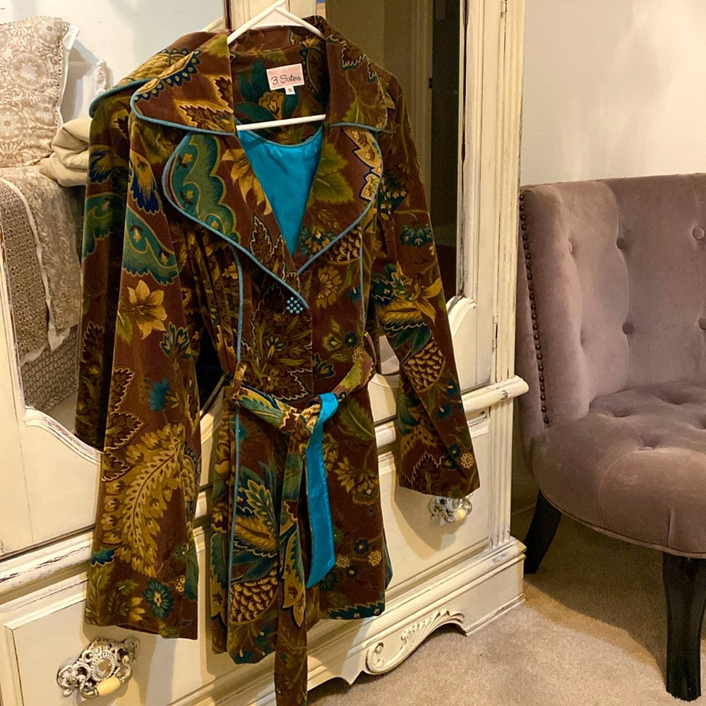 This 3 sisters coat has such great detail!